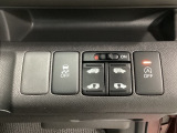 リアドアは乗り降りに便利な両側電動スライドドアです。また運転席に座っていながらスイッチ操作で自在にスライドドアを開け閉めできます。VSA解除スイッチも装備しています。