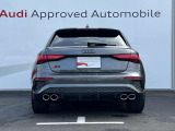 Audiのリヤディフューザーは、車両の後方での空気の流れを整え、乱流を減少させることで、走行安定性を向上させます。またスポーティで洗練された外観を提供し、全体のスタイルに一体感を持たせます。