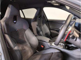 【コックピットシート】BMW車の主役席。車体中央にくる様に配置し車両重心とが一致する事でドライバーと車との一体感あるドライビングを実現。人間工学に基づき形成した形状が長時間のドライブ疲労も軽減します!