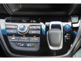 エアコン調節部やシフト周りのボタンです!運転席と助手席にはシートヒーターが搭載されているので、北海道の寒い冬も安心です♪
