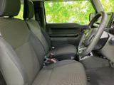 前席は身体を受け止める形状で、運転席と助手席の間には使いやすいスペースを確保。窓からの見通しも良く、乗り降りの際にも開放感があります。落ち着いた色合いで清潔感のある室内です。