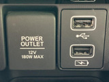 USB端子と12V電源ソケットを備え、対応機器への給電や接続に活用できます。端子の表示が分かりやすく、スマートフォンなどを使う日常の移動でも便利です。