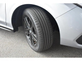 タイヤサイズは215/50R17です。