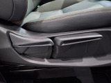 運転席はシートハイトアジャスター付で高さ調整が出来るので、色々な方のドライビングポジションに合います!