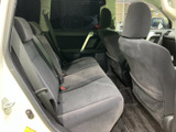 後席にはゆとりを感じるベンチシートが備わり、複数人での移動にも活躍します。前席との間隔や足元にも余裕があり、同乗者がくつろぎながら過ごせる落ち着いた空間です。