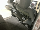 運転席と助手席のシートの裏に収納式のテーブルが装備されています。休憩時のちょっとした小物置きに使えてとっても便利ですね♪