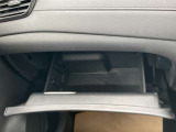 グローブボックスは奥行きがあり、日常品や車検証、その他の収納に便利です!