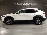 CX-30のスタイリングを特徴付けているのが、ボディ下部に取り回されたクラッディングパネルです。ボディ面を薄く見せることと、SUVらしい力強さを表現しています♪