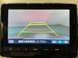 リバースギアに入れるだけで後方の表示へ切り替わります。夜間や雨の日の駐車も楽になりますよ。