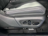 【運転席シート】シートの位置調整も簡単なパワーシート付。長距離の移動も気軽に調整ができて便利な装備です。乗る方の気持ちをときめかせるハイクオリティな室内空間となっています