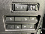 運転席まわりに複数のスイッチが整然と配置され、表示やマークを見ながら必要な項目を確認できます。日常の運転を支える機能が集まり、使いたい装備を選びやすいレイアウトです。