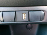 USB入力端子で電子機器などの充電や接続もスムーズに行えます。