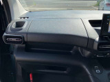 車検証ブックやその他何でも入るグローブボックス。