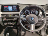 【ハンドル】ドライバーとBMW車の一体感がダイレクトに伝わるステアリングホイール。形状・太さへの拘りに加えて、操作性を高める為にスイッチ類も配置。クイックかつ安定のドライビングを体感下さい!