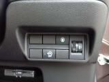 【踏み間違い衝突防止アシスト】 駐車操作中ブレーキが遅れ障害物と衝突する危険を察知したり、ブレーキとアクセルを間違え踏み込んだ時、クルマがエンジン出力やブレーキを制御し衝突防止を支援します。