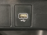 【USBポート】USBポートも装備されています♪スマートフォンのオーディオに連携も可能です。今や欠かせない装備の一つです!