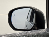 斜め後ろの車の存在をマークでお知らせ。車線変更するときに助かりますね。