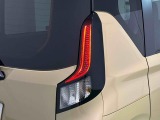 急ブレーキを後続車にお知らせするエマージェンシーストップシグナル機能付きLEDリヤコンビネーションランプ(LEDストップランプ)