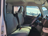 体をしっかり支えるシート形状で、運転姿勢を安定させやすい運転席。アームレスト付きで長時間の運転でも姿勢を保ちやすく、日常使いに配慮された空間です。