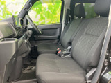 前席は視界が広く、運転席から周囲を確認しやすいレイアウトです。左右に並ぶシートは落ち着いた色合いで、足元にもゆとりがあり、日々の移動を心地よく支えます。