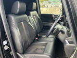 前席はゆったりとした座面と背もたれを備え、運転席と助手席それぞれにヘッドレストを配置。ドア側から乗り込みやすく、運転席からの視界も確保しやすい室内です。
