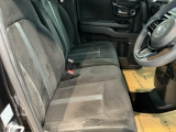 ベンチシートは、運転席と助手席の移動もスムーズ! 狭い駐車場での乗り降りや、お子様の乗り降りにも便利です。