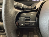 【ステアリングスイッチ】手元のボタンから、オーディオやナビなどの操作ができるので、運転に集中できます。