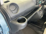 ドリンクホルダー、ちょっとした物も置けるので、便利ですね。