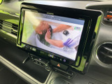停車中にテレビ番組などの映像を楽しめる画面を備えています。休憩時間や待ち合わせの際に、車内で過ごすひとときをより快適にしてくれる装備です。