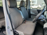 納車前には当社整備工場にてディーラー整備士が、12ヶ月点検又は車検整備を実施。安心してお乗り頂けるようお渡しさせて頂きます。