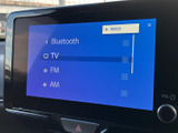 Bluetoothやテレビ、FM・AMなどの選択肢が画面に一覧で表示され、音源を確認しやすい構成です。表示が整理されているため、日常の移動で使いたい機能を見つけやすく便利です。