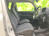 前席は座面と背もたれにゆとりを感じる形状で、運転席まわりの視界も広く確保されています。乗り降りの際に確認しやすい室内で、毎日の移動を気持ちよく始められそうです。
