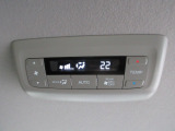 リア席専用のエアコンを装備しております。