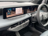インフォテインメントシステムとスピードメーターが1枚の板のようにデザインされた先進的なデザイン☆