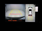 パノラミックビューモニターを装備。駐車場や交差点でクルマを真上から見るように周囲を確認できます。機能の詳細は販売店スタッフまでおたずねください。