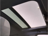 【サンルーフ】高級車のマストアイテムのガラス・サンルーフ。開放感のある室内空間を演出してくれます。