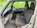シンプルで使いやすい内装デザイン。操作系の配置も分かりやすく、スムーズな運転をサポートします。快適な空間で運転を楽しめます。
