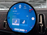 デジタルスピードメーター、航空機のコックピット操作箇所と同じ配色で目が疲れにくいように設計されてます。