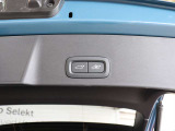 リアゲートにはパワーテールゲートのスイッチがあります ワンタッチで開閉可能なため、手に荷物を抱えているときでも安心です