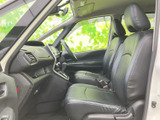 前席はゆとりある座面と背もたれで、運転席と助手席ともに落ち着いて座れる空間です。フロントガラスやサイドウィンドウから周囲を見渡しやすく、毎日の移動を快適に過ごせる室内です。