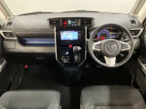 運転席の画像です。十分なスペースがあり、ゆったりした状態で運転していただけます♪