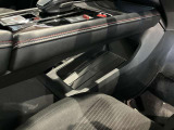 運転席手元に、ティッシュBOXや手荷物を置けるスペースあります☆