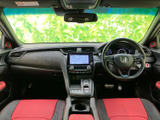 運転席から前方を見渡しやすく、メーターや中央の画面も視線の届く位置にまとまっています。赤と黒のシートが室内に彩りを添え、前席で過ごす時間を心地よく演出します。