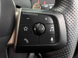 MINIの運転席操作部は、中央に構えるディスプレイが最大の特徴です。航空機を思わせるトグルスイッチなど、直感的で遊び心のあるメカニカルな操作感が、ゴーカートのような走りの高揚感を高めます。