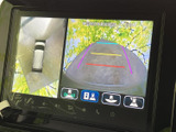 車両周囲を上方から捉えた表示と後方の映像を切り替えて確認でき、駐車時の周囲確認に便利です。画面上のガイド表示もあり、車庫入れをサポートします。