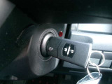 リモコンキー付き車です。通常の車の鍵にドア用のリモコンがついているタイプです。 鍵についているボタンを押せばドアロック・アンロックができます。