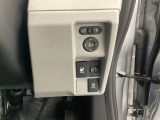急速充電は車内のボタンを操作して開け、あとは充電コネクターを差すだけで充電開始します。簡単な充電操作と、フタの開け方を変えることで差し間違いを防げる安心感。