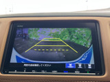 後方の様子を画面で確認でき、駐車時や車庫入れの際の周囲確認をサポートします。ガイド線も表示されるため、車両の向きや距離感をつかみやすく、慎重に操作したい場面で心強い装備です。