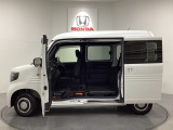 床は低く、天井は高く、すみずみまで使える四角い荷室の大空間です。運転席以外の空間すべてに荷物が積める!。助手席側センターピラーレス (ドアインピラー構造)です。