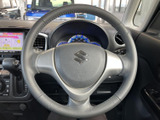 握りやすい形状のステアリングを採用し、運転席から手を添えやすい配置です。中央のホーン部分も見分けやすく、日々の運転を支える基本装備です。